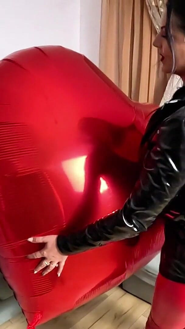MilfyCalla: Obří srdce balon pvc fetiš. Balónky, Deepthroat a Cum Play