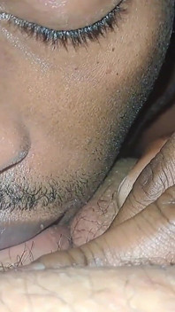 Pria kulit hitam yang hot lagi asik jilat lidahku dan ngentot memek becekku - pov