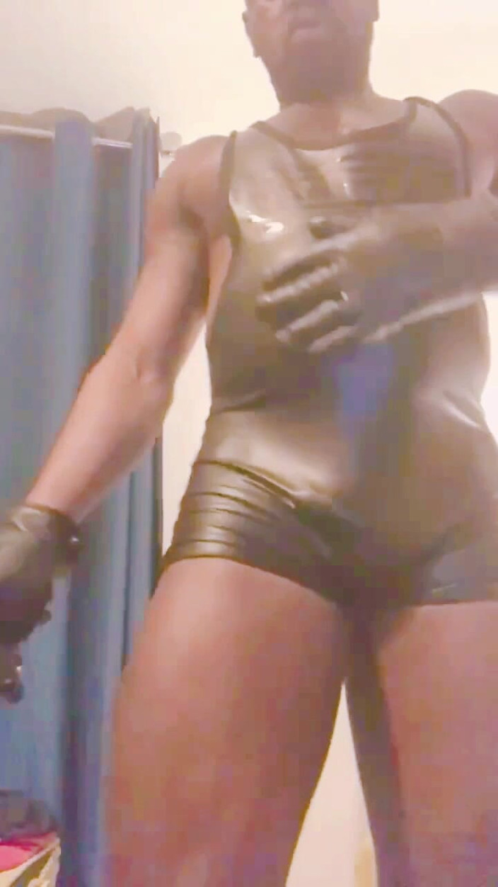 Black smoking muscle stepdad: Latex Nasty Pig Sólo mazlení s ptákem, kouření hra s...