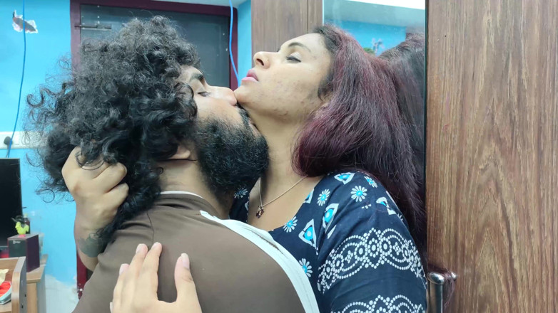 Vaigavarun45: नाइटी में होंठों के लॉक के साथ गले में चुंबन