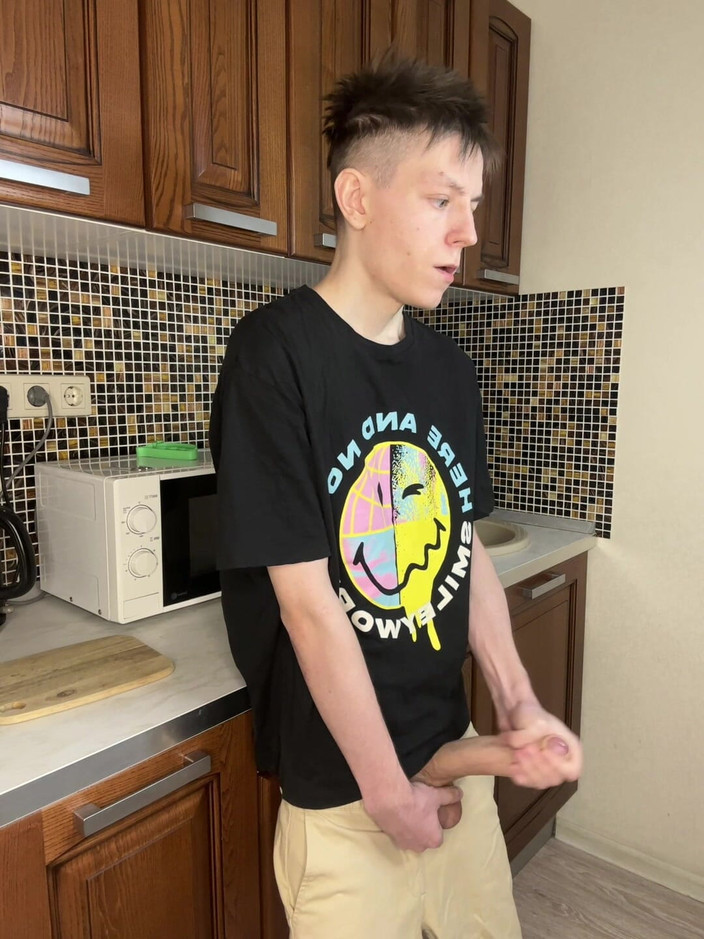 Morflot24: 年轻的Twingk喷出的精液喜悦