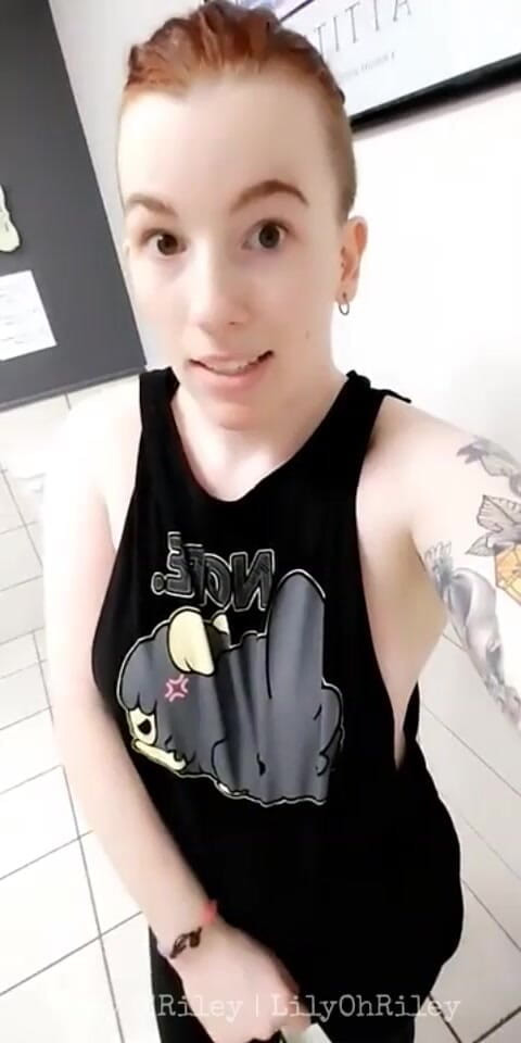 Lily O'Riley: Bella rossa si spoglia dopo l'allenamento e viene su tutto...