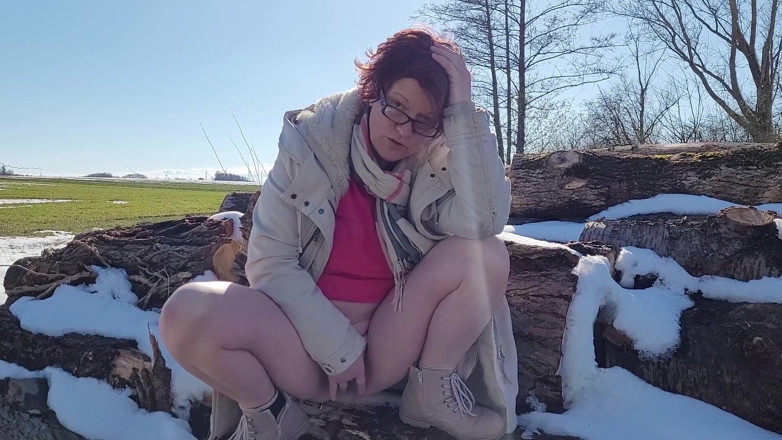 Popp Sylvie: Massaged my cunt outdoors