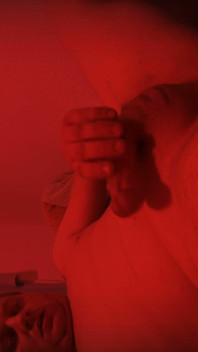 Allein Vor Der Kamera Im Rotlicht