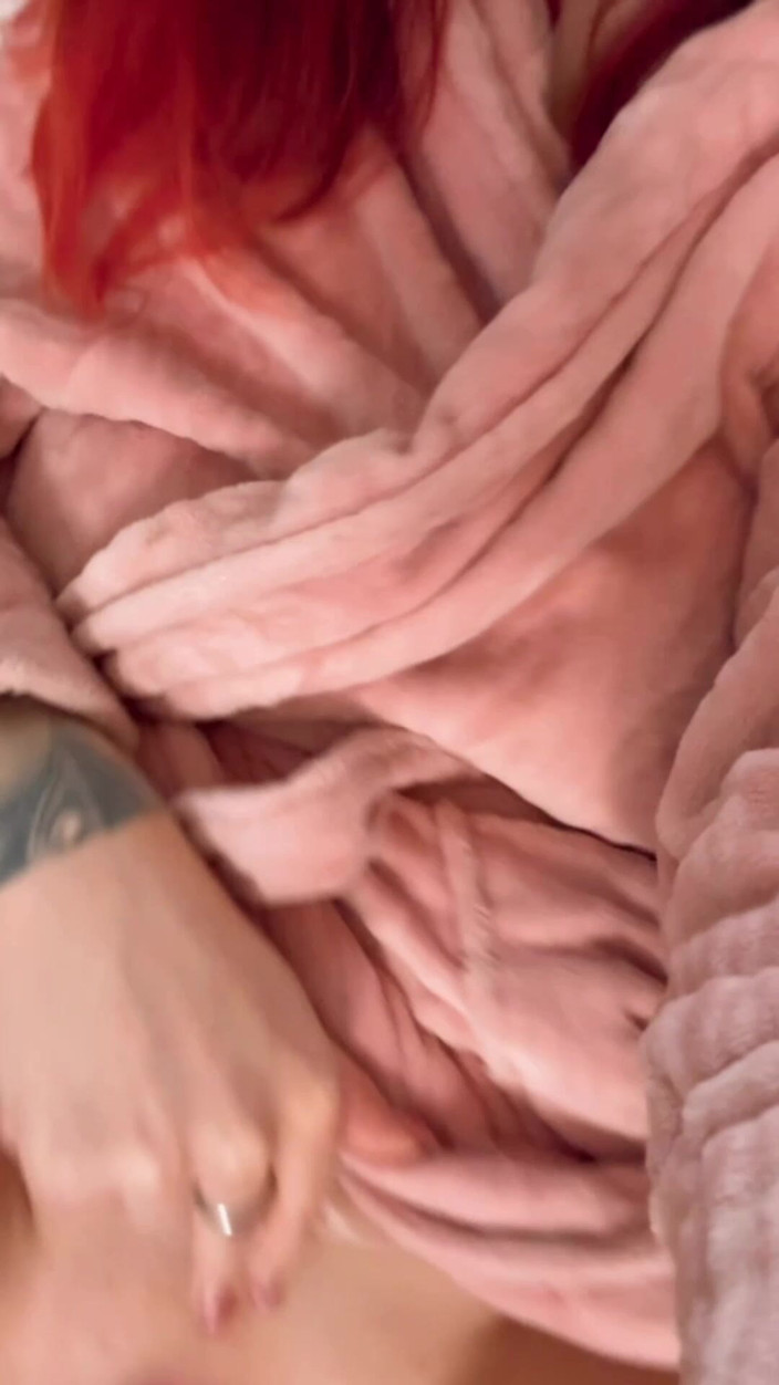 Nina Devil: Čerstvé ze sprchy, stále horké a zabalené pouze do mého županu ...