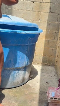 La figliastra arrapata di 18 anni si fa scopare duramente dal suo patrigno nel cortile