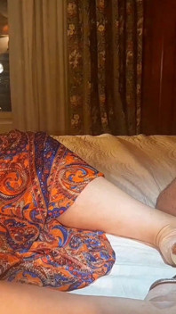 I piedi di selena con i tacchi ed il culto del corpo