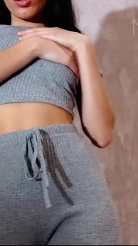 Aku lagi asik fingering memekku sampai besra