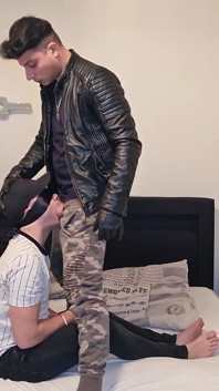 Tvrdě jsem ošukal svou gay děvku a holou do zadku