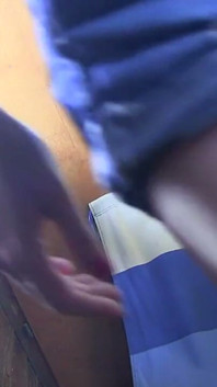 A fumante sexy de pernas longas ou calma em salto alto