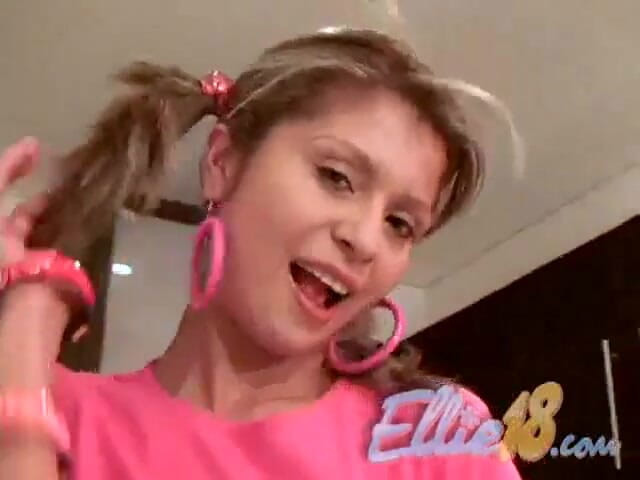 Ellie 18: Sevimli Ellie 18 mastürbasyon yaparken izlemene aldırmıyor