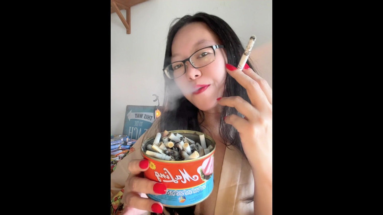 Smoking Asian: Exótica asiática fumando: unhas vermelhas, lábios vermelhos fumando derramamento de...
