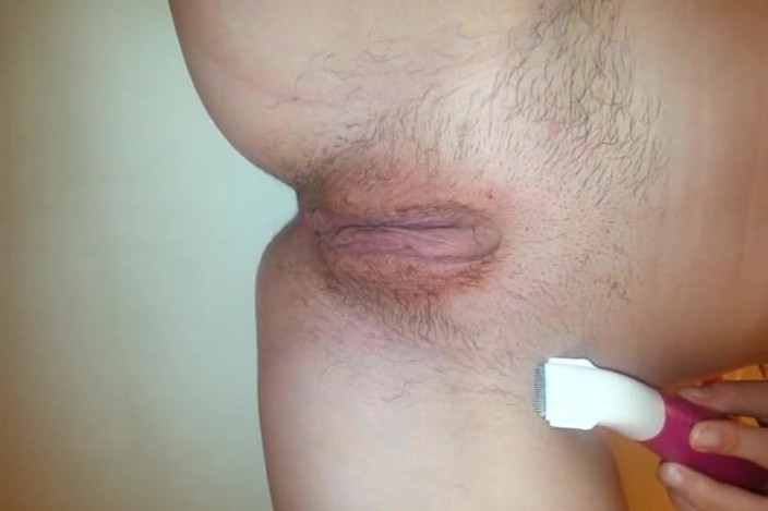 Riley Luvyna: Shaving hairy pussy in shower
