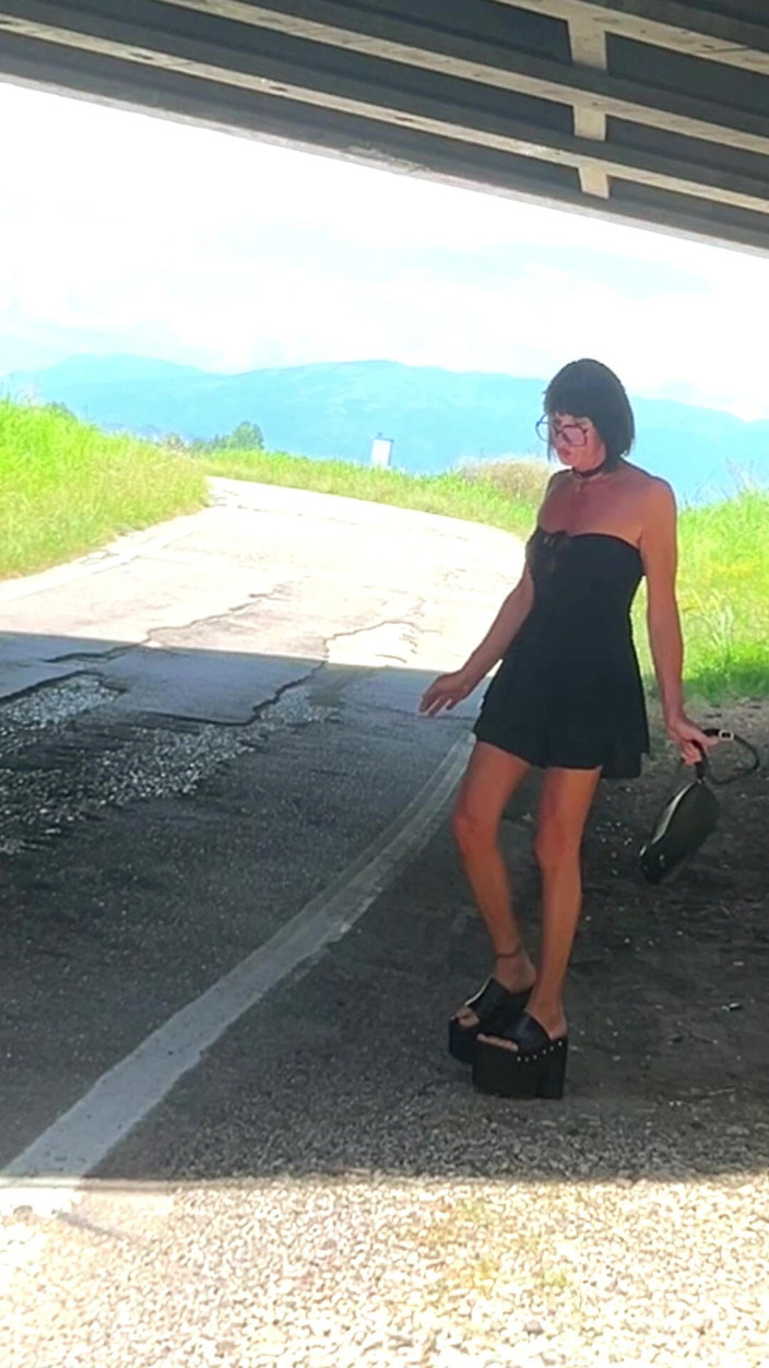 Andreina Naty: Sculettando Sotto Il Ponte