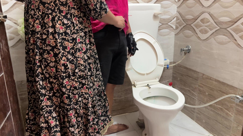 Hornycouple149: Üvey anne yaralı üvey oğlunun onu yıkamasına ve baştan çıkarmasına yardım ediyor....