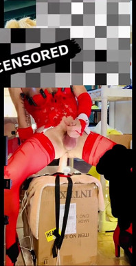 Rode lingerie shemale die grote pik berijdt