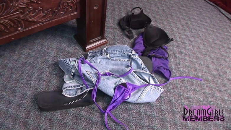 Dream Girls: Висока блондинка грає зі своєю пиздою до оргазму, що трясе ногу