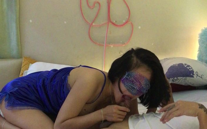 MiuBabee: 점심 을 준비하기 위해 옷을 갈아 입은 소녀