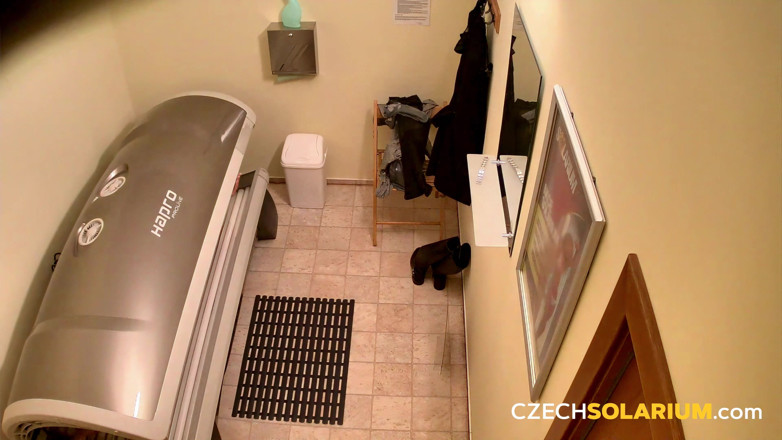 Czech Solarium: Ceh solar 144: bruneta nu se poate sătura de un striptease...
