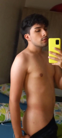 Curious Heterosexual Sending Nude Photos to His Gay Friend