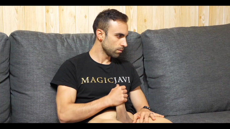 Zeus Ray: Aku lagi asik sama temanku magicjavi sambil duduk di sofa