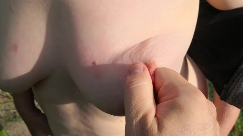 Bouncy Tits Action: Klatsche mich auf das maisfeld