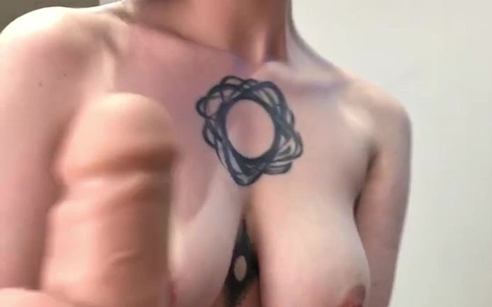 SynergyVibe: Dziecko nie bierze pod uwagę oszukiwania, gdy ssie gumowego dildo...