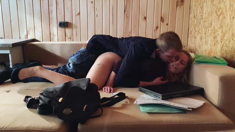 SweetAndFlow: Hielp met huiswerk en neukte een student in haar strakke...