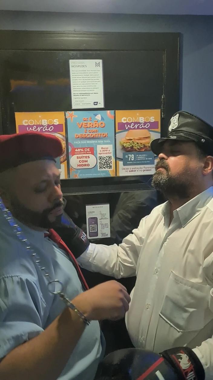 Punchbagplz: 権限の逆 - 拘束されたアルファの崩壊