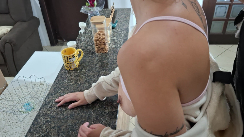 Gabi SweetCouplesStories: Uma enteada é surpreendida enquanto faz o café da manhã.
