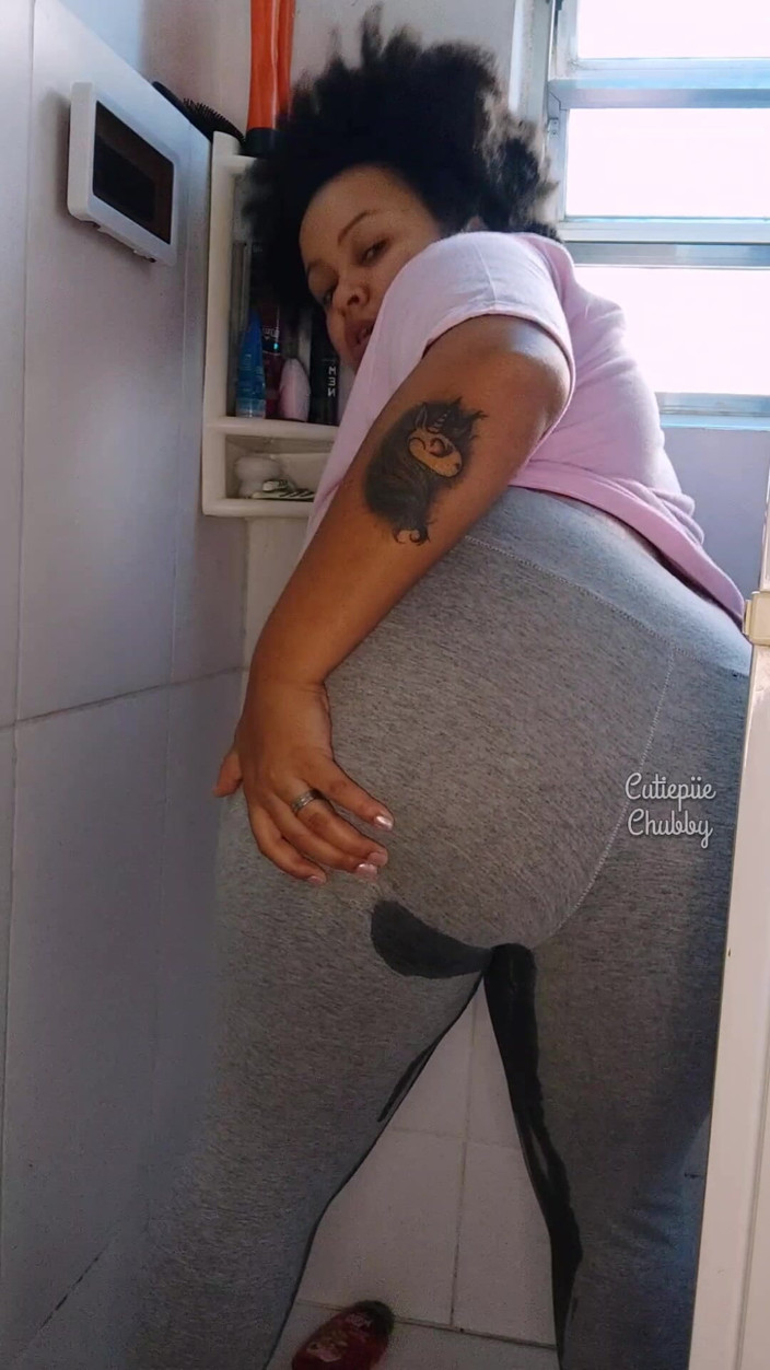Cutiepiie Chubby: Velká kráska ebony čůrá na legíny
