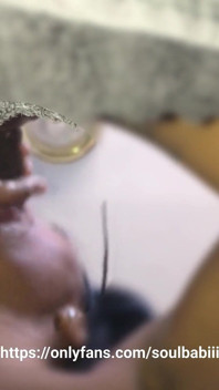 Il cazzo a due mani succhia il cazzo. Succhiò tutto il suo sperma