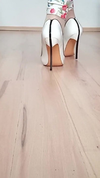 Crossdresser spacery w białym ostrzu Casadei Spiczaste szpilki na wysokich obcasach