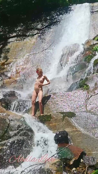 Abella Love: Je regarde une jeune fille mince et nue prendre une...