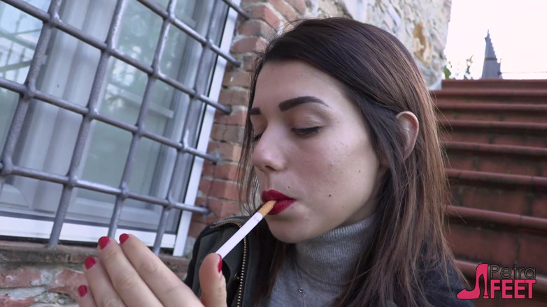 Smokin Fetish: Fumar al aire libre en las escaleras con dulce Petra