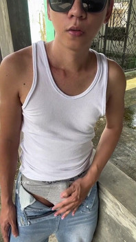 Chico asiático es demasiado caliente en su top blanco y jeans