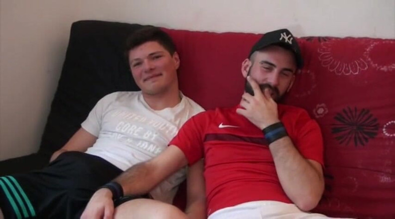 Gaybareback: Twink šuká bez sedla xxl arabským ptákem