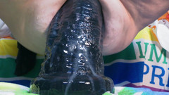 DaddyBigToys: Cewek seksi ini lagi asik muasin memeknya pakai mainan seks...