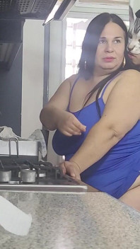 Ibu tiri genil dan pantat montok, cuma penggemar dengan gerakan lambat di dapur