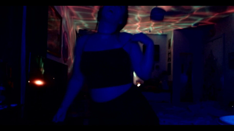 Alli Anderson: Phòng như một câu lạc bộ