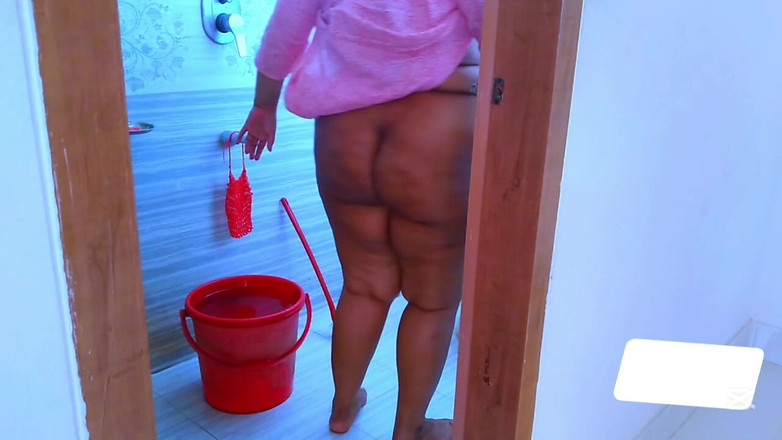 Aria Mia: ホットな友人の妻がバスルームを掃除すると、夫の友人がここに入ってきてロマンチックなアナルセックスをします