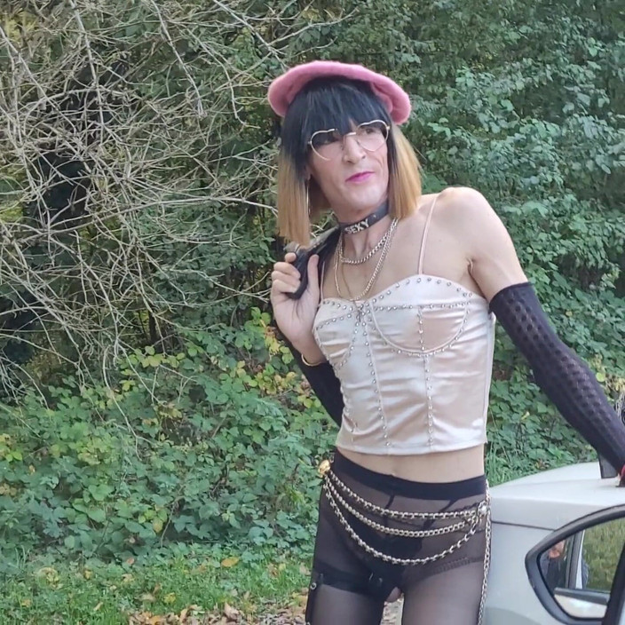 VaneSsa BiTCHx: Wandern im wald