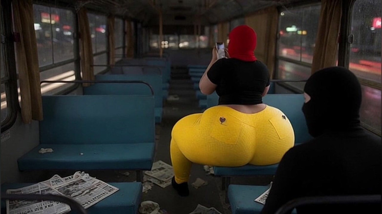 Animate golden: Stor rövflicka i tighta gula leggings som väntar på bussen