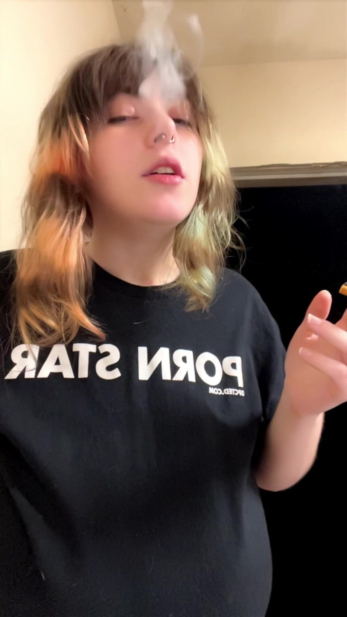 Mushroombitchx: Pornoster rookt een sigaret