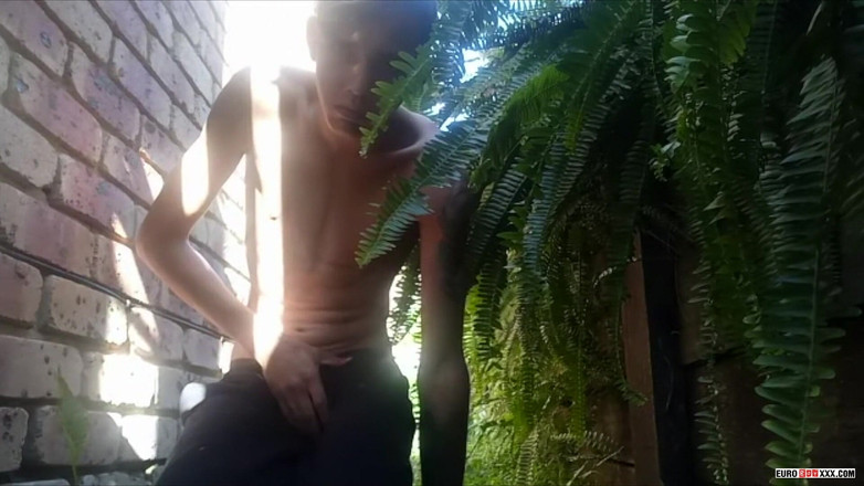 Euro boy xxx: Un ragazzaccio con un cazzo enorme