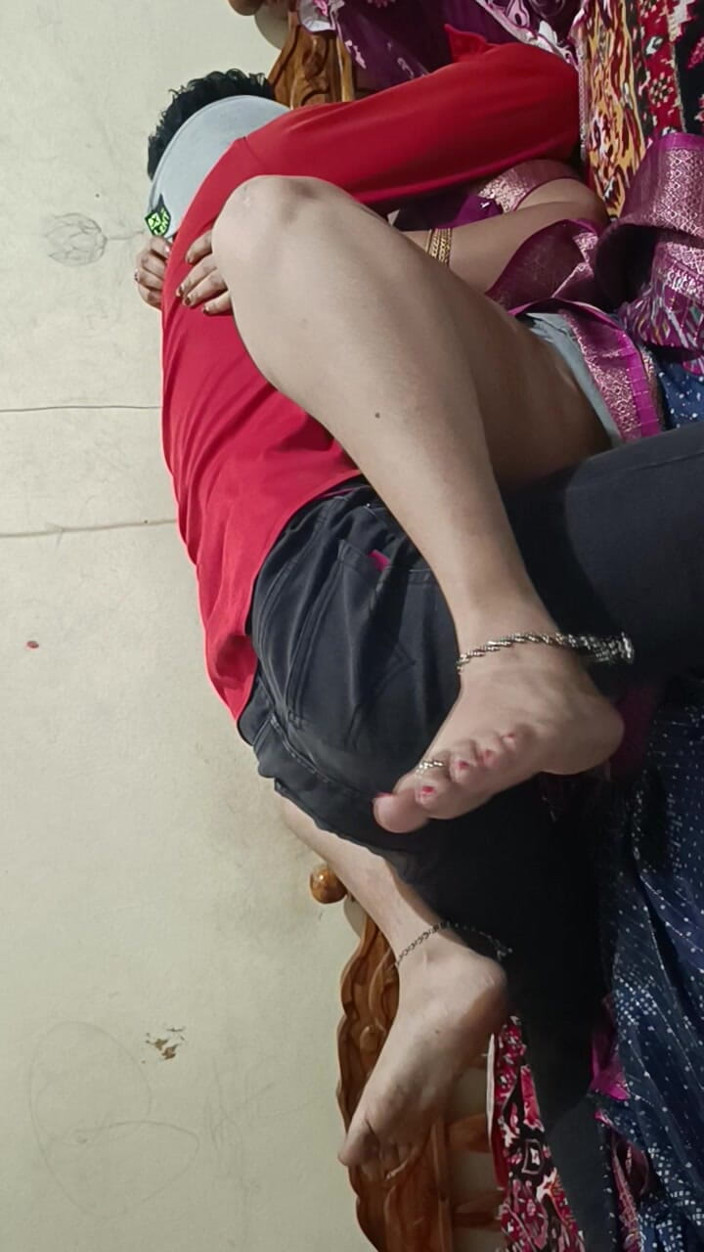 Decent couples: Hintli güzel ev sahibi teyze kira için sikişiyor