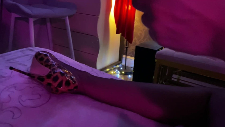 Slowly Tease: 30 леопардов на высоких каблуках и винтажная классика в нейлоне