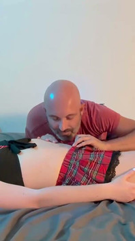 Jugar con la muñeca Tyler Lynn se enciende a través de la adoración del vientre