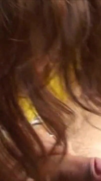 Heiße brünette gibt blowjob und wird hart gefickt