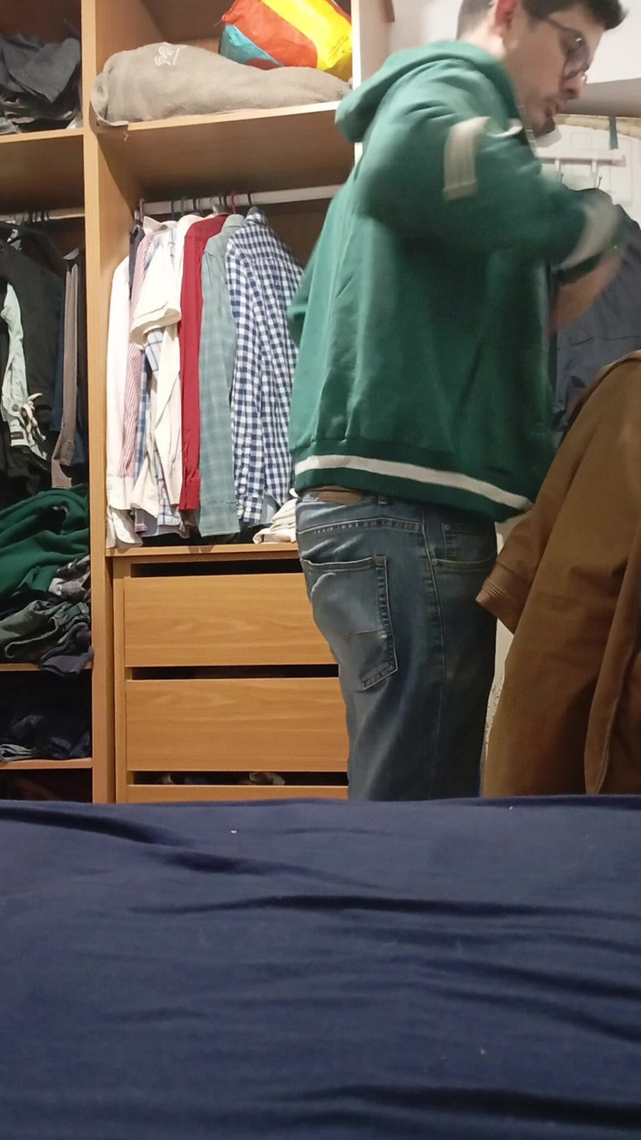 A large Portuguese dick: 脱掉你的衣服